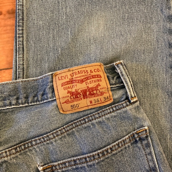 Levi’s 550 Relaxed Fit Light/Medium Wash Jeans - Picture 3 of 8